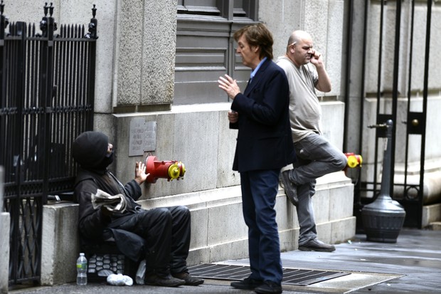 Paul McCartney conversa com mendigo (Foto: Grosby Group)