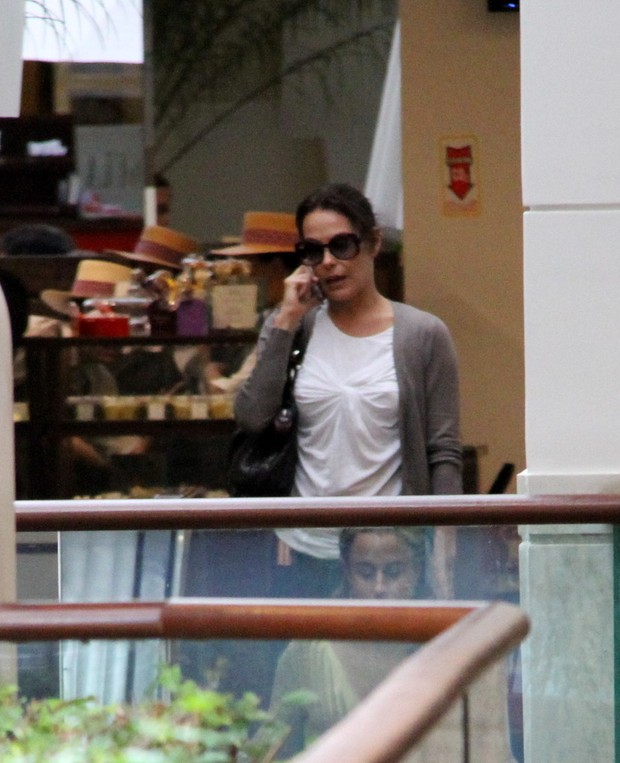 Carolina Ferraz passeia em shopping no Rio (Foto: Daniel Delmiro/Ag. News)