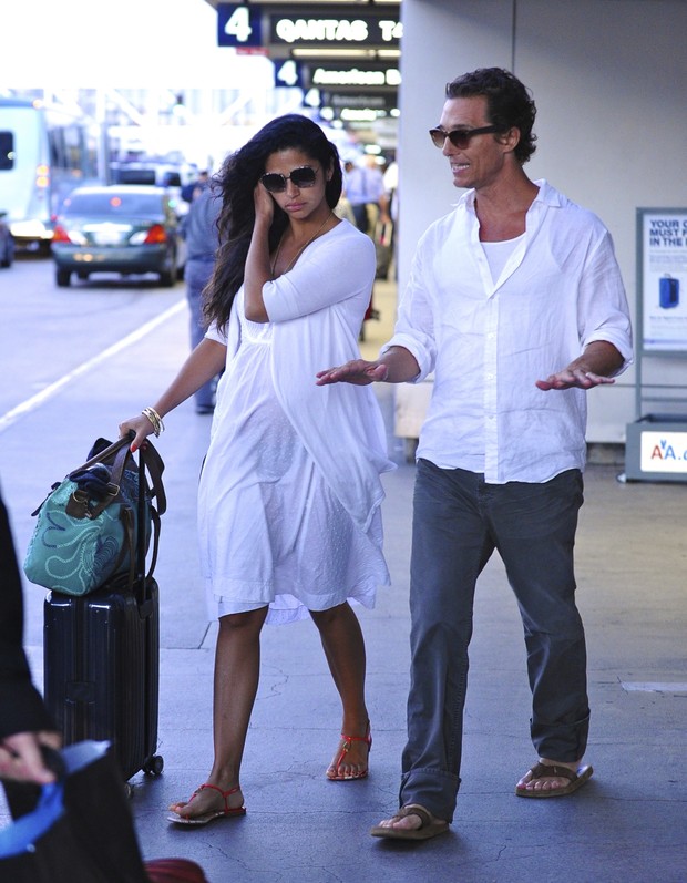 Mattew McConaughey e Camila Alves desembarcam em Los Angeles (Foto: Brainpix)