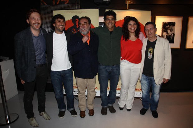 Eduardo Moscovis com elenco e diretor na estreia do filme 'Corações Sujos' (Foto: Manuela Scarpa / Foto Rio News)