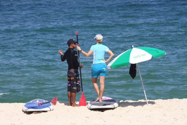Christine Fernandes fazendo stand-up paddle (Foto: Jefferson Ribeiro)