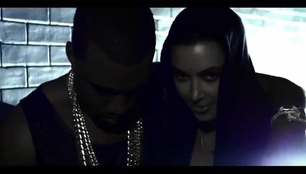 Kim Kardashian participa de clipe de Kanye West (Foto: YouTube / Reprodução)
