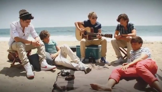 Grupo One Direction faz cover de "Wonderwall", da banda Oasis (Foto: YouTube / Reprodução)