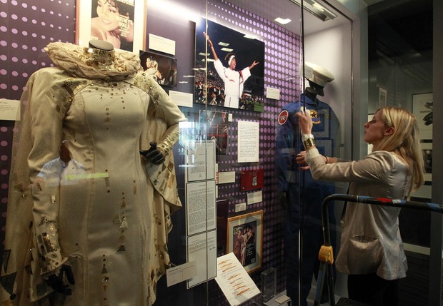 Vestido de Whitney Houston em exposição no The Grammy Museum (Foto: Agência/ Reuters)