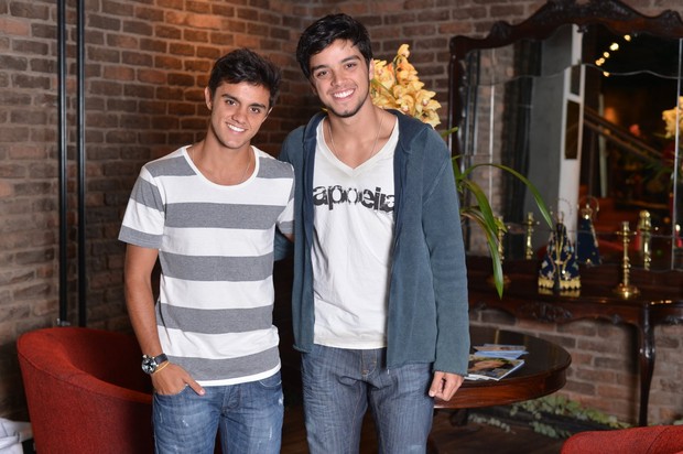 Felipe e Rodrigo Simas em estreia de musical no Rio (Foto: André Muzell / AgNews)