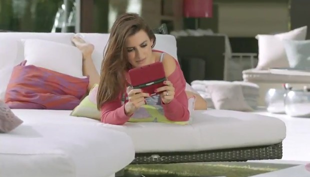 Penélope Cruz estrela comercial de videogame (Foto: YouTube / Reprodução)