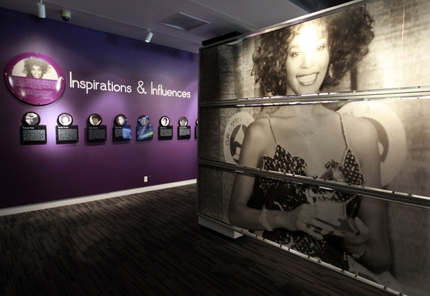 Exposição de objetos de Whitney Houston (Foto: Reuters)