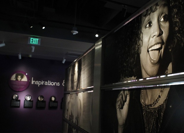 Exposição de objetos de Whitney Houston (Foto: Reuters)