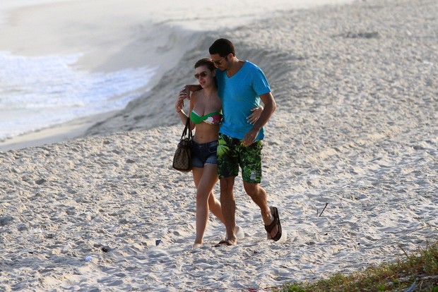 Latino e a namorada, Rayanne Morais, na praia da Reserva, no Rio (Foto: Clayton Militão e Roberto Cristino / Foto Rio News)