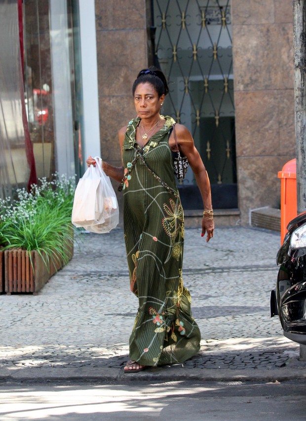 Gloria Maria saindo de restaurante no Leblon, Rio de Janeiro (Foto: Wallace Barbosa/AgNews)