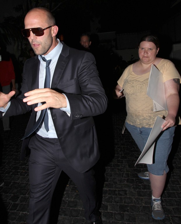 Jason Stathan é perseguido por fã na premiere de 'Os Mercenários 2' em Hollywood (Foto: X17/Agência)
