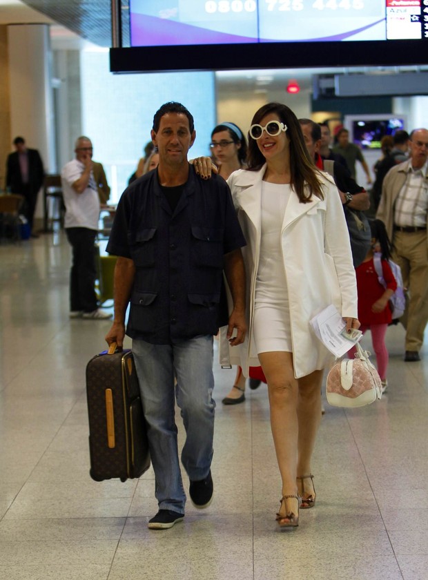 Claudia Raia no aeroporto do Rio (Foto: Leotty Jr/Ag News)