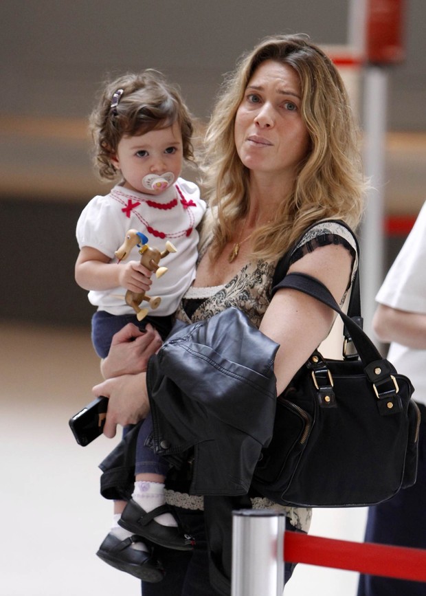 Letícia Spiller com filha Stella em aeroporto no Rio de Janeiro (Foto: Leotty Junior / AgNews)