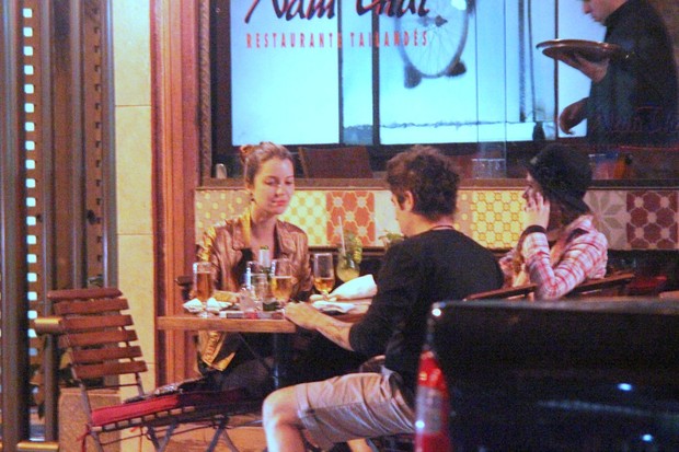 Nathalia Dill janta com namorado (Foto: Fausto Candelaria /AgNews)