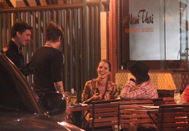 Nathalia Dill  com amigos no restaurante (Foto: Fausto Candelaria /AgNews)