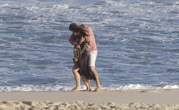 Cleo Pires e Alexandre Nero gravam 'Salve Jorge' na praia (Foto: Delson Silva / Ag News)