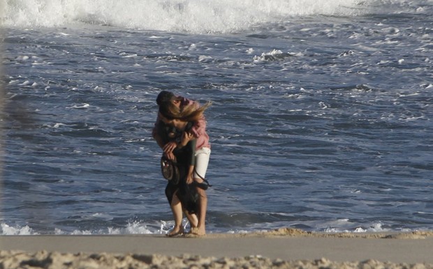 Cleo Pires e Alexandre Nero gravam 'Salve Jorge' na praia (Foto: Delson Silva / Ag News)