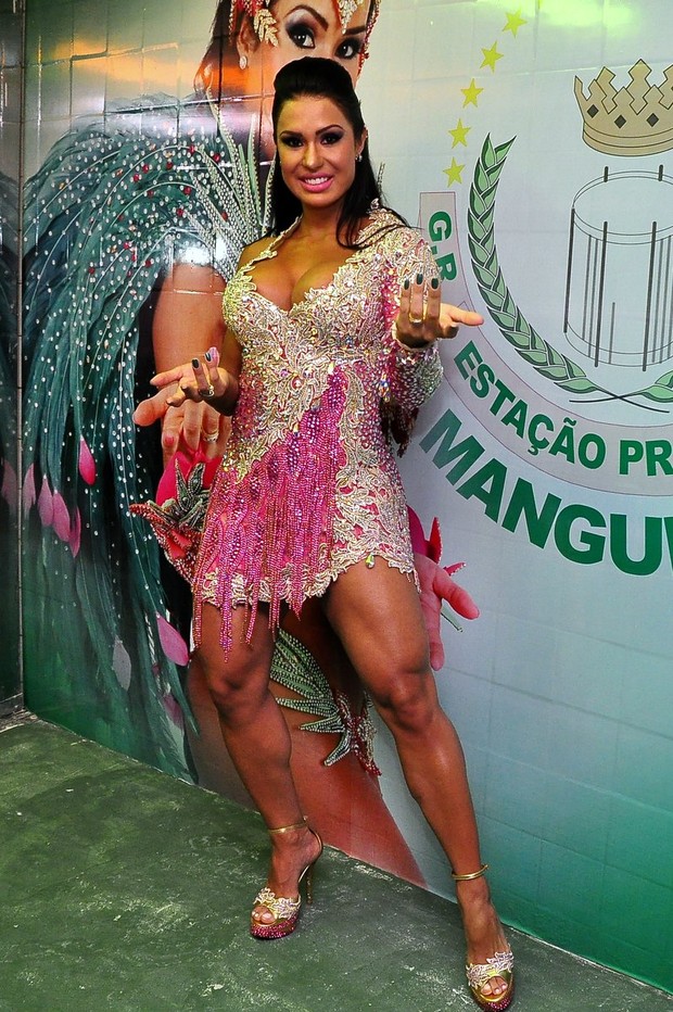 Gracyanne Barbosa em seu camarote na Mangueira (Foto: Roberto Teixeira/EGO)