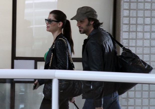 Alinne Moraes com namorado no aeroporto, RJ (Foto: Henrique Oliveira/Fotorio News)
