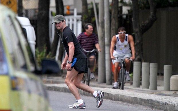 Marcelo Serrado caminhando no arpoador, Rio de Janeiro (Foto: Andre Freitas  / Agnews)