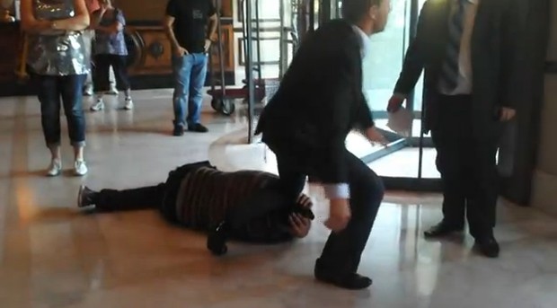 Fã de Lady Gaga é derrubado pelos seguranças (Foto: YouTube/Reprodução)