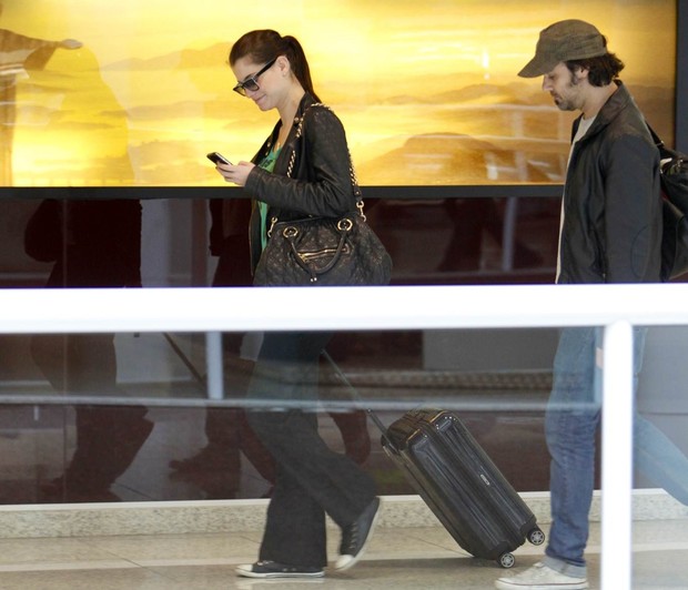 Alinne Moraes com namorado no aeroporto, RJ (Foto: Leotty Junior / AgNews)