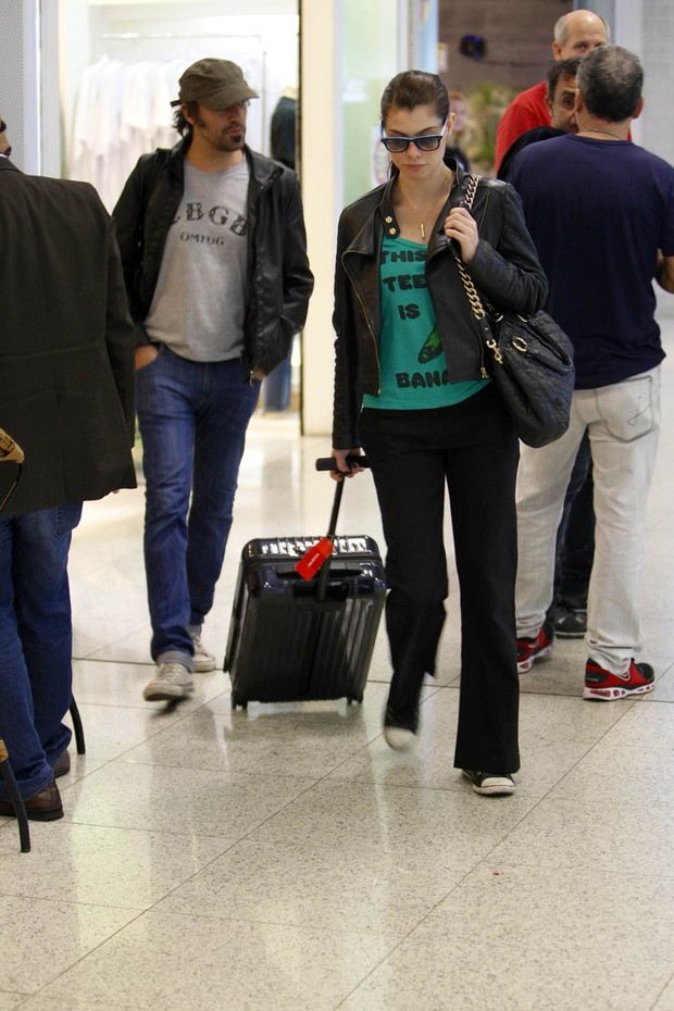 Alinne Moraes com namorado no aeroporto, RJ (Foto: Leotty Junior / AgNews)