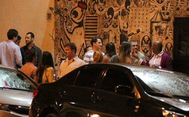 Rodrigo Santoro e Marcelo Serrado com amigos na porta de boate (Foto: André Freitas/Ag News)