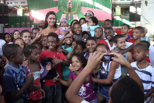 Gracyanne Barbosa e Belo levam crianças da Mangeuira para parque de diversões no Rio (Foto: Daniel Pinheiro/R2 / Divulgação)