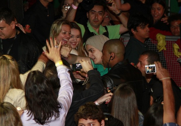 Luan Santana cercado por fãs (Foto: Isac Luz / EGO)