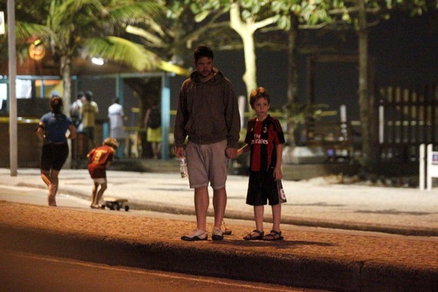 Murilo Benício passeia na orla com o filho Pietro (Foto: Marcos Ferreira / Foto Rio News)