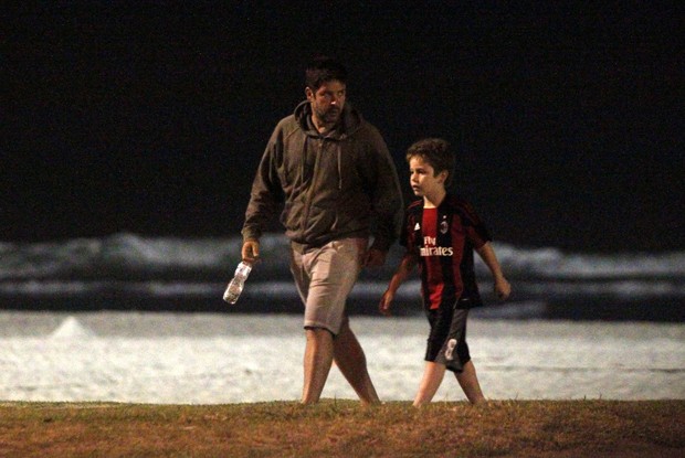 Murilo Benício passeia na orla com o filho Pietro (Foto: Marcos Ferreira / Foto Rio News)