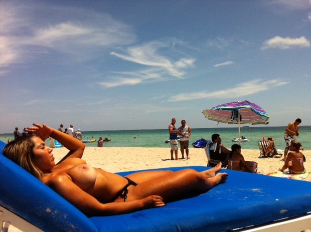Mulher Melão topless em Miami (Foto: Divulgação)
