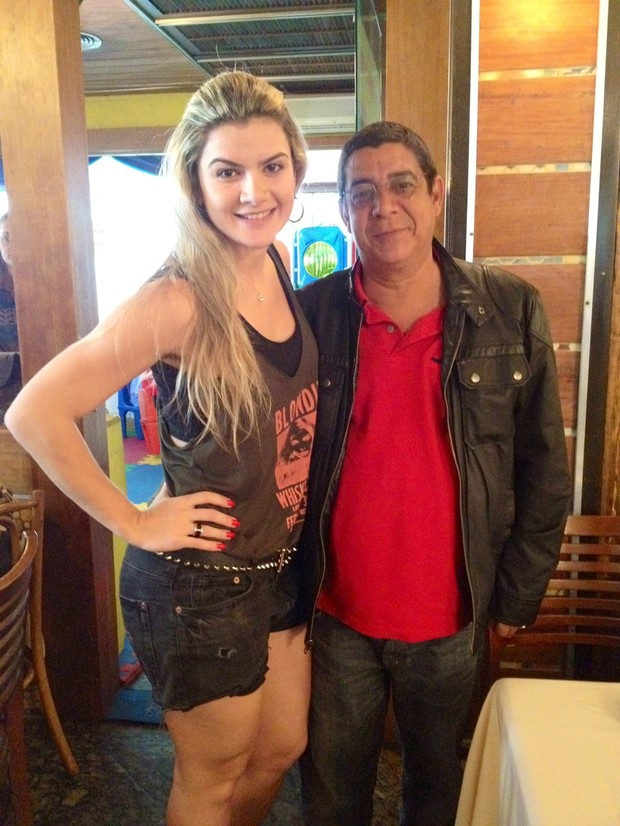 Mirella posa com Zeca Pagodinho em churrascaria (Foto: Reprodução / Instagram)