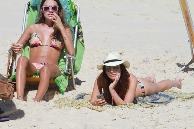 Thaila Ayala e Fernanda Paes Leme na praia (Foto: AgNews/Dilson Silva)
