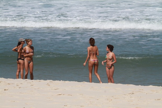 Thaila Ayala, Fernanda Paes Leme e Sophie Charlotte na praia (Foto: Dilson Silva / AgNews)