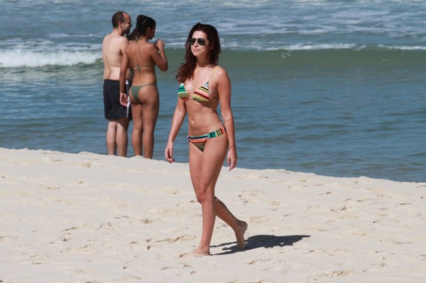 Fernanda Paes Leme na praia (Foto: Dilson Silva / AgNews)