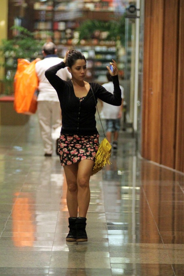 Fernanda Vasconcellos em shopping no Rio de Janeiro (Foto: Marcos Pavão / Agnews)
