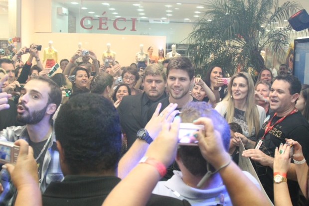 Jonas, ex-bbb, leva fãs ao delírio em shopping em SC (Foto: Adriano Gatto / Foto Rio News)