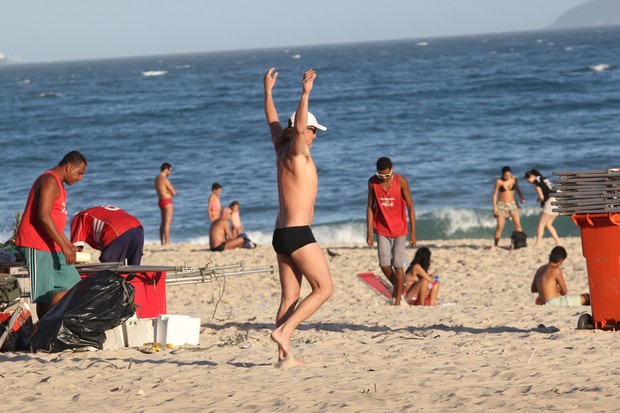 Após gravação de 'Avenida Brasil', Marcello Novaes aproveita para correr na praia de Ipanema, RJ (Foto: Wallace Barbosa/AgNews)