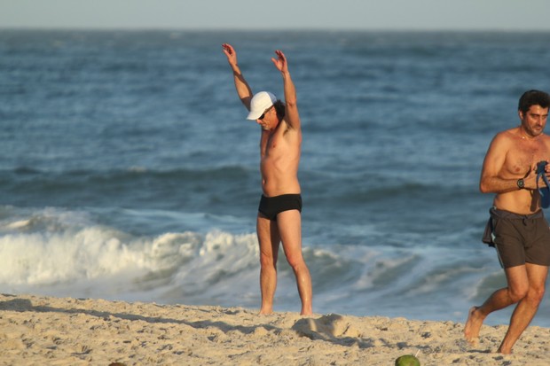 Após gravação de 'Avenida Brasil', Marcello Novaes aproveita para correr na praia de Ipanema, RJ (Foto: Wallace Barbosa/AgNews)