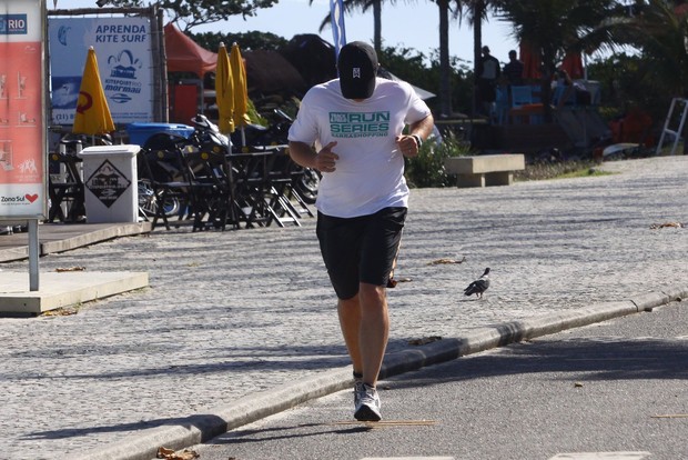 Luciano Huck corre na orla (Foto: Jeferson Ribeiro / Foto Rio News)