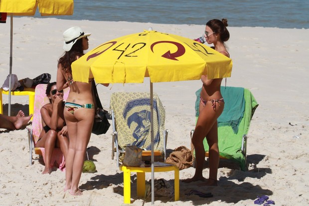 Fernanda Paes Leme e Thaila Ayala na praia (Foto: Dilson Silva / AgNews)
