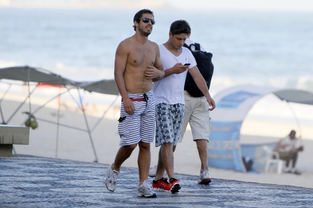 Daniel Rocha caminha com amigo na praia do Leblon, Rio de Janeiro (Foto: Gil Rodrigues /  FotoRioNews)