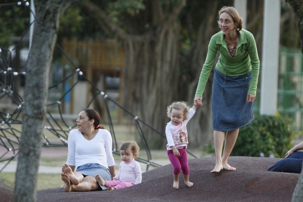Betty Gofman brinca com as filhas na Lagoa (Foto: Gil Rodrigues / Foto Rio News)
