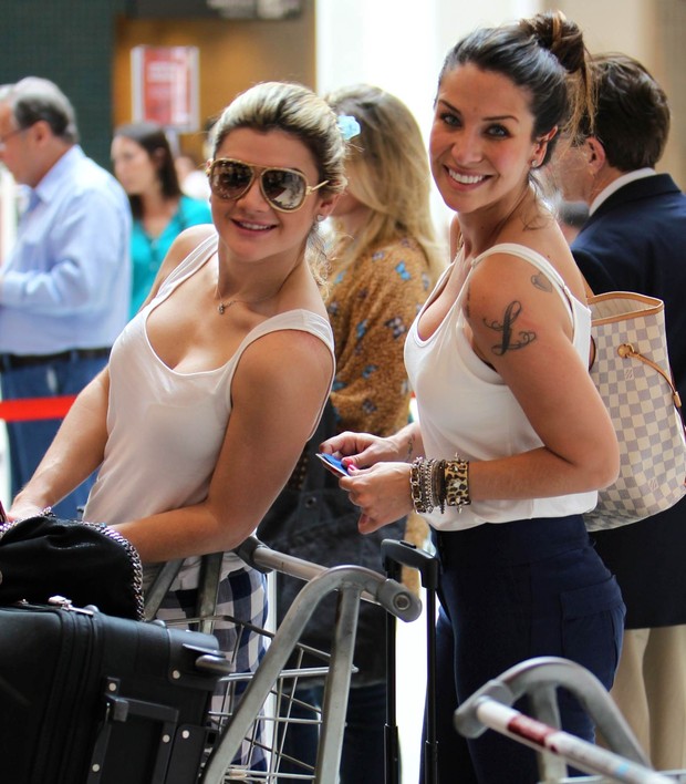 Mirella e Piu Piu no aeroporto (Foto: Leotty Junior / AgNews)