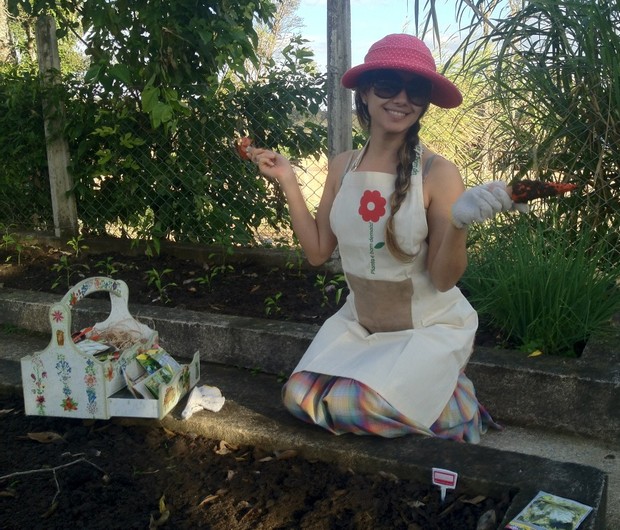 Paula Fernandes posta foto jardinando (Foto: Twitter / Reprodução)