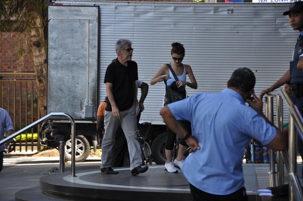 José Mayer passeia com a filha em shopping do Rio (Foto: Mickael Machado / AgNews)