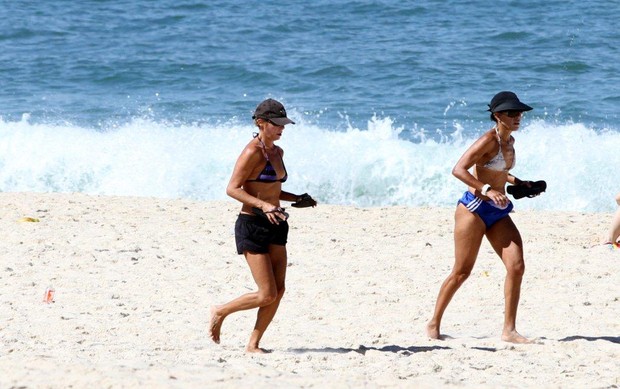 Andrea Beltrao na praia do Rio  (Foto: AgNews)