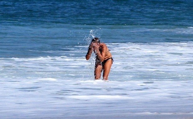 Andrea Beltrao na praia do Rio  (Foto: AgNews)
